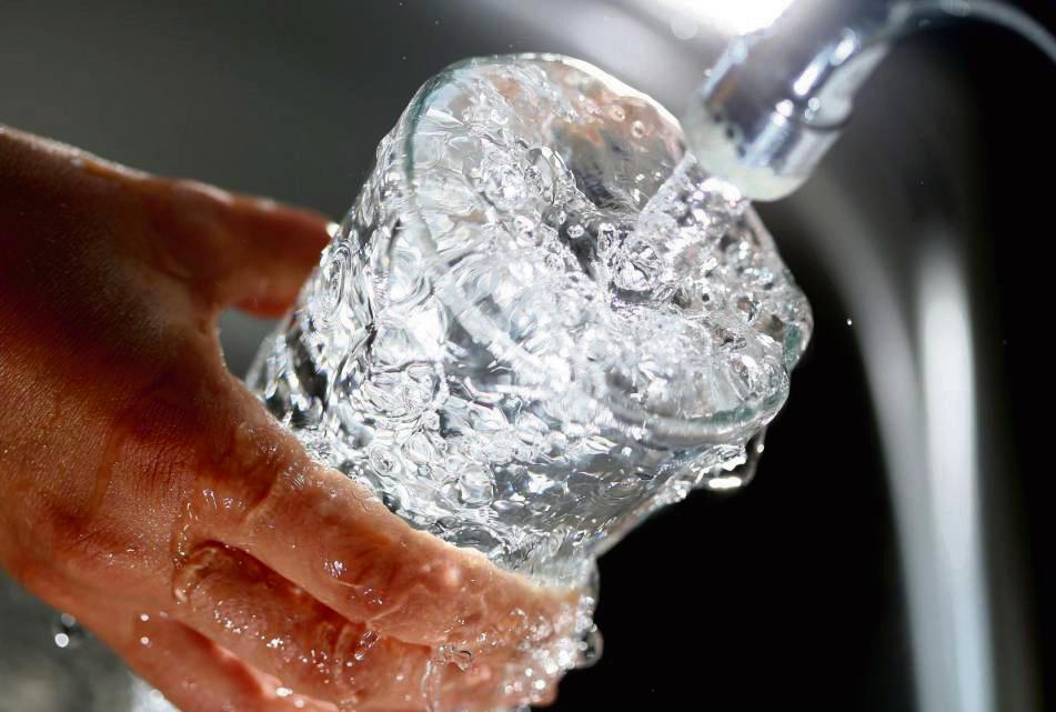 Regelmäßige Kontrollen sorgen für stets frisches Trinkwasser im Leitungsnetz des Lörmecke-Wasserwerks. Foto: Oliver Berg (dpa)