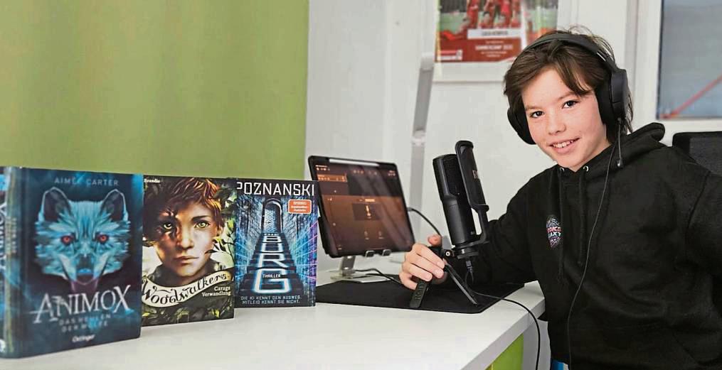 Bücher-Fan Luca Kemper möchte mit seinem YouTube-Kanal andere fürs Lesen begeistern.