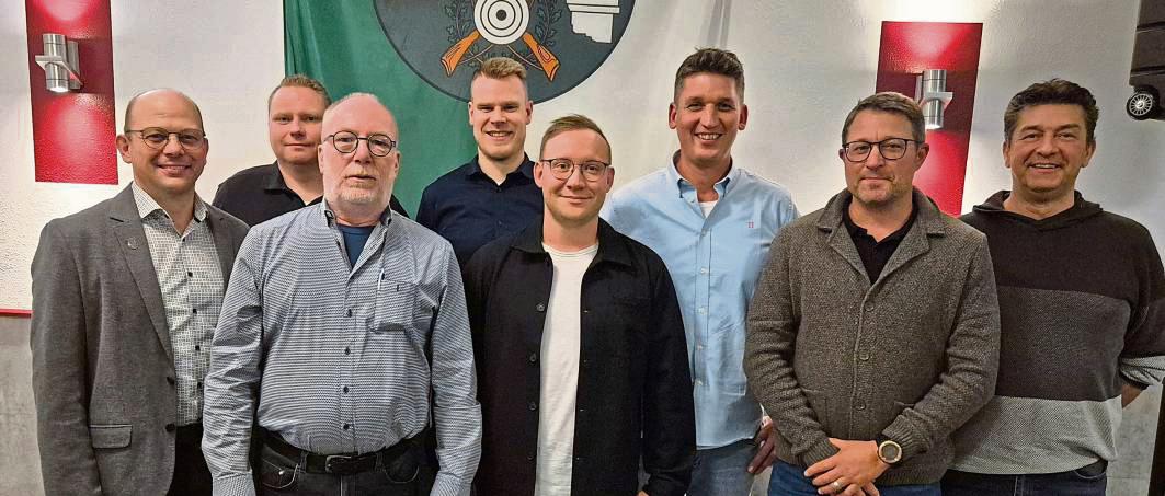 Oberst Markus Schulte (l.) und König Marcel Krueger (3.v.r.) gratulierten den gewählten Schützen (v.l.) Platzmajor Bastian Brunnert, Major Egebert Vossebürger, Marvin Begere (Hauptmann, 2. Kompanie), Platzmajor Dominik Fritsch, André Nünnerich (Hauptmann, 1. Kompanie) und Kassenprüfer Guido Plaß.