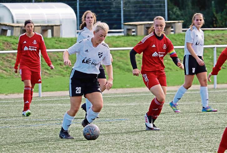 Nichts anbrennen ließ der SV Geseke (in Rot) im Topspiel der Kreisliga A gegen Störmede (in Weiß) und steht nach dem 3:1-Erfolg wieder an der Tabellenspitze. Foto: Uwe Feichtinger