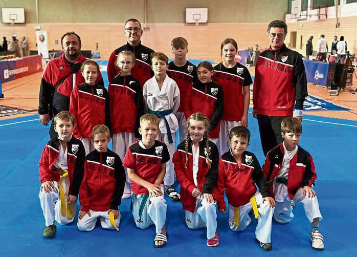 Beim internationalen Eschweiler Jugend-Cup belegte die Taekwondo-Gruppe des TV Kallenhardt in der Mannschaftswertung den zweiten Platz.