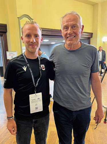 Justin Kemper (l.), neuer Coach der B-Junioren des SV Lippstadt, traf beim Trainerkongress in Leipzig unter anderem Christian Streich (r.).