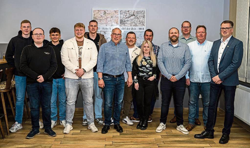 Die Esbecker Schützen starten optimistisch in die neue Saison. Dirk Wiesemann (6.v.l.) wurde zum Ehrenmajor auf Lebenszeit ernannt.