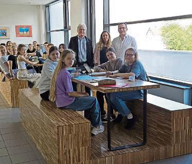 Evren Gül, Isabell Jares und Werner Schnelle (Verein der Ehemaligen) freuen sich mit den Schülern über die fünf neuen Lerninseln im Ostendorf-Gymnasium.
