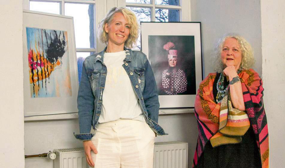 Der Mensch – und in den Overhagener Ausstellung speziell die Frau – steht in den Bildern von Nicole Hagenhoff (l.) und Astrid Kleine-Tebbe im Mittelpunkt. Fotos: Wissing