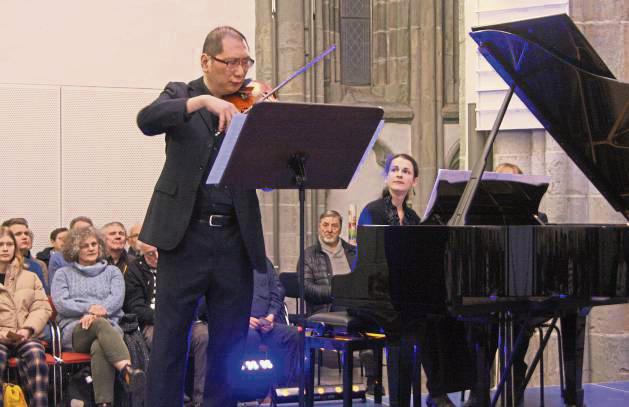 Maxia Wang und Tamara Kornemann interpretierten die Fantasia für Viola und Klavier von Johann Nepomuk Hummel.