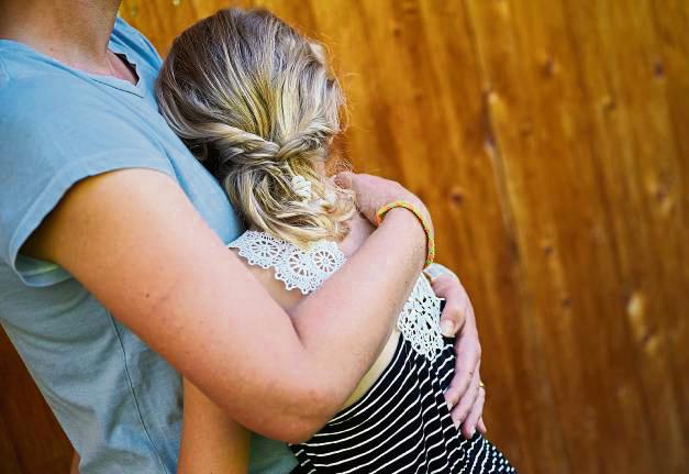 Gemeinsam geht vieles leichter: Kinder sollten sich jemandem anvertrauen, wenn sie merken, dass mit ihren Eltern etwas nicht stimmt. Foto: dpa