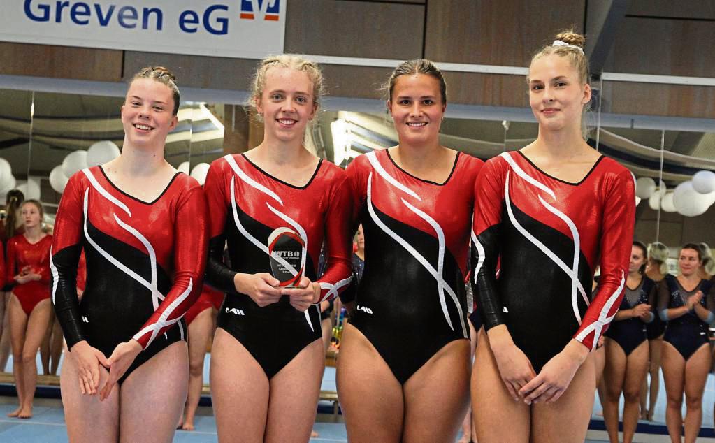 Nach der Siegerehrung überwog die Freude der Turnerinnen des TV Lipperode (v.l.) Henriette Köhler, Hannah Möller, Pia Morfeld und Carla Dirkwinkel über den dritten Platz in der Landesliga 1.