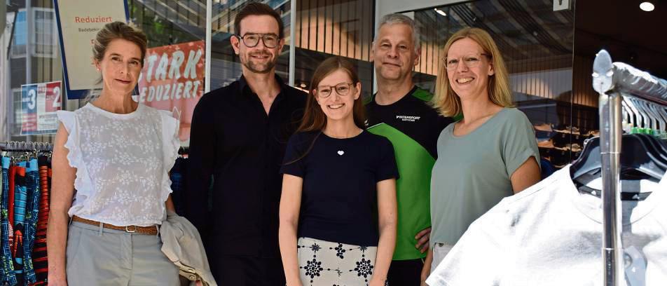 Coaching für den Einzelhandel (v.l.): Anja Gröne-Nolte (Handelsverband), Simon Hecht (Digitalcoach), Lotte Trugge (Geschäftsführerin Trugge), Jörg Engelhardt (Inhaber Intersport) und Jennifer Lehmenkühler (GWN). Foto: Kossack