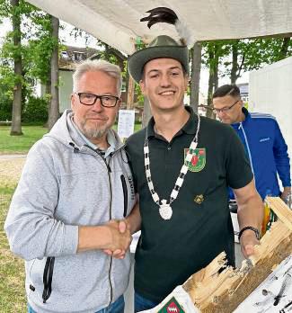 Mit dem 118. Schuss holte er den Titel: Michael Nolte (l.) gratuliert dem Jungschützenkönig Sven Oettinger.