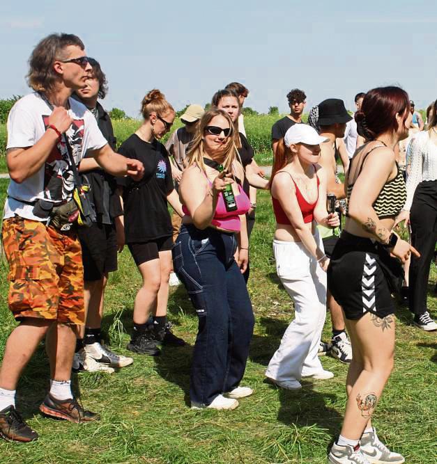 Wummernde Techno-Beats haben die Warte Lugdal in Geseke zur Partymeile für Fans elektronischer Musik verwandelt. Fotos: Pape-Rüther