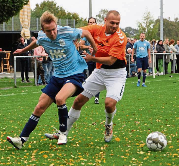 Der VfL Hörste/Garfeln (weiße Hosen) hat erst zwei Siege verbuchen können. Gelingt am Sonntag beim wiedererstarkten TuS Lipperode die Wende? Foto: Heiner Schnieder