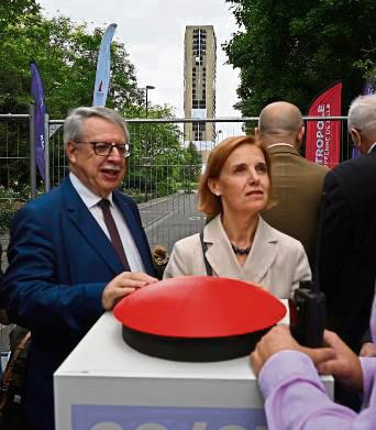 Bürgermeisterin Anne Voituriez am fiktiven Auslöseknopf vor dem Hochhaus.