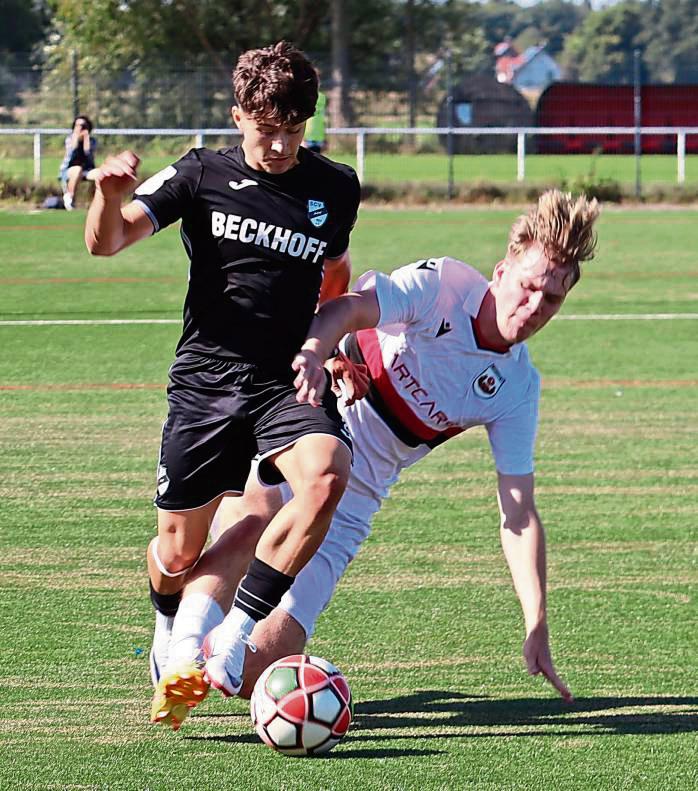 Die A-Junioren des SV Lippstadt (in Weiß) fiebern dem Kreisderby gegen Soest entgegen und wollen in den 90 Minuten keine Bruchlandung erleben. Foto: Uwe Feichtinger