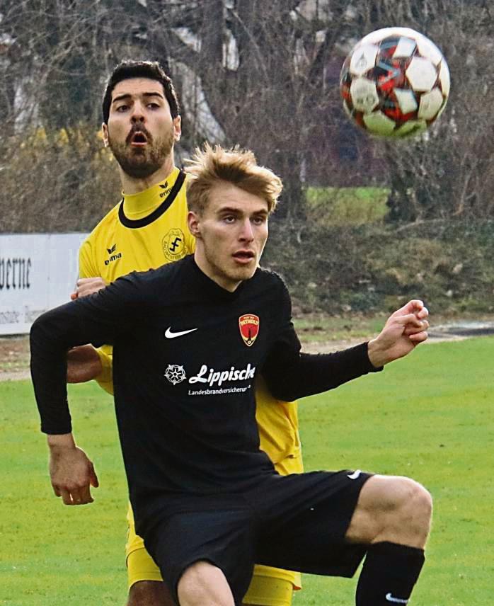 Das Glück ist dem SuS Bad Westernkotten (hier mit Fabio Mattina, h.) am Zehnthof weiterhin nicht hold. Gegen Detmold setzte es eine späte 1:2-Niederlage. Foto: Heinke