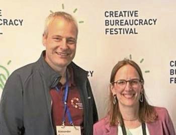 Alexander Tschense, parteiloser Bürgermeisterkandidat, beim Creative Bureaucracy Festival – hier mit Johanna Sieben, der Festivalleitung der Falling Walls Foundation.