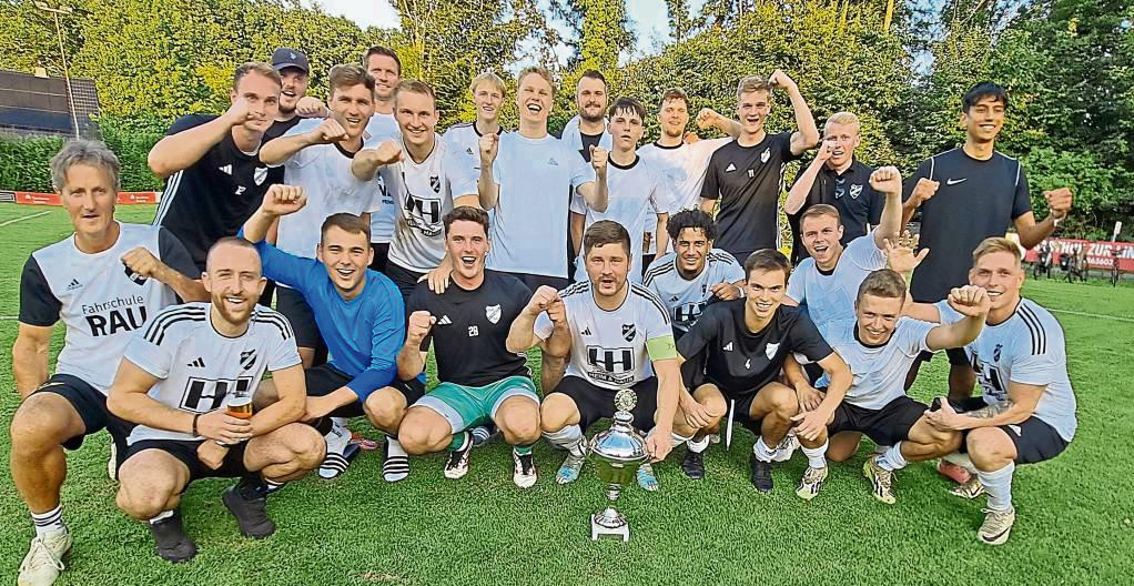 Der Amtspokal ist ihrer: Die Fußballer des SuS Störmede feiern nach einem 1:0-Erfolg im Finale über Gastgeber Ehringhausen den ersten Titel der neuen Saison. Fotos: Heinke