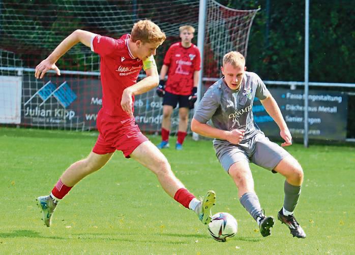 Ob der Pokalauftritt gegen den SV Lippstadt in konditioneller Hinsicht Spuren im Esbecker Lager (in Rot) hinterlassen hat, wird sich am Sonntag zeigen, wenn man in der Liga gegen BW Lipperbruch ran muss. Foto: Feichtinger