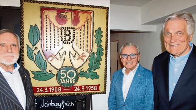 50 Jahre Borussia Lippstadt – das war 1958. Der am 8. April 1975 gegründete Dienstagsclub mit seinem Vorsitzenden Georg Wietfeld (r.), dem 2. Vorsitzenden Robert Hillebrand und Schatzmeister Jochen Kernberger (l.) zog jetzt nach.