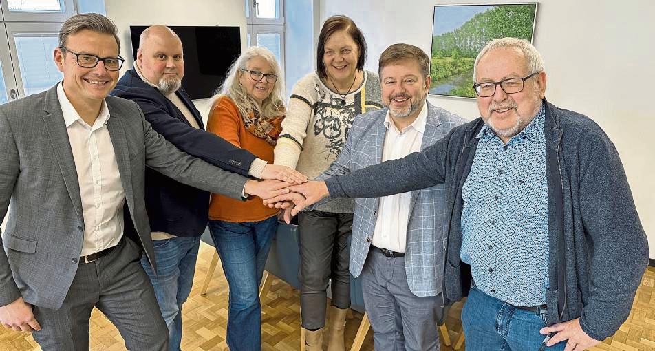 „Demokratisch! Was sonst?“ Unter diesem Motto laden (v.l.), Bürgermeister Andreas Sunder und die Fraktionsvorsitzenden Ralph Böwingloh (FDP), Gabi Siepen (BÜNDNIS 90/DIE GRÜNEN), Christiane Schneiders (SPD), Marco Talarico (CDU) und Josef Beermann (UWG) zu einer Veranstaltung am Sonntag, 18. Februar, ein.