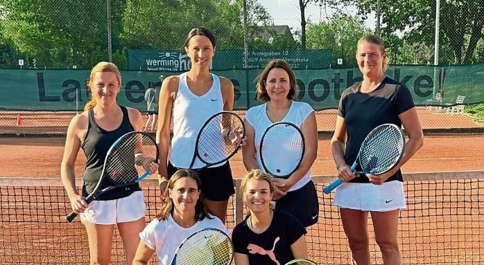 Sogar die Regionalliga scheint möglich: Die Tennisdamen 40 des TV Erwitte (h.v.l.) Pia Pankoke-Jacoby, Britta Mendelin, Rania Fächner und Bettina Schorn; (v.v.l.) Maria Tonin und Christine Cramer übernahmen die Tabellenführung.