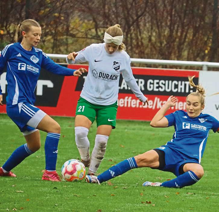Gegen Schloß Holte tütete die Mannschaft von Germania Stirpe (in Weiß) den fünften Saisonsieg ein. Fotos: Uwe Feichtinger
