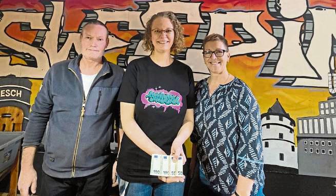 Das Ehepaar Henneboele spendete 300 Euro an die Dortmunder Notfallschlafstelle „Stellwerk Sleep in“.