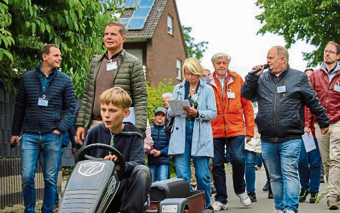 Zu Fuß ging es gemeinsam durch den Ort. Fotos: N. Wissing