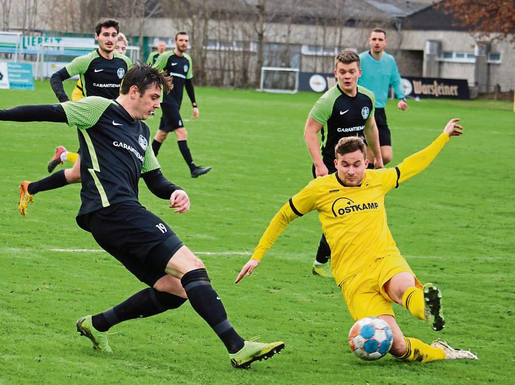 Luca Kaiser (in Gelb) und der SuS Bad Westernkotten schwächeln weiter am Zehnthof. Das 1:3 gegen Lohe war bereits die fünfte Heimniederlage der Saison. Foto: Heinke