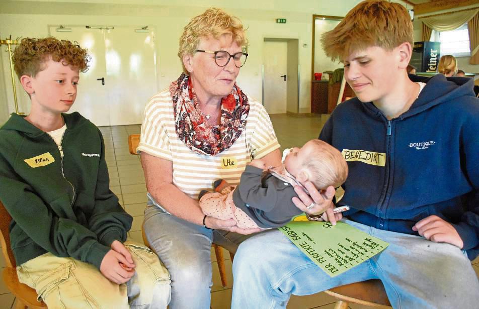 Kilian und Benedikt lassen sich das Halten des Babykopfs erklären. Fotos: Giannakis