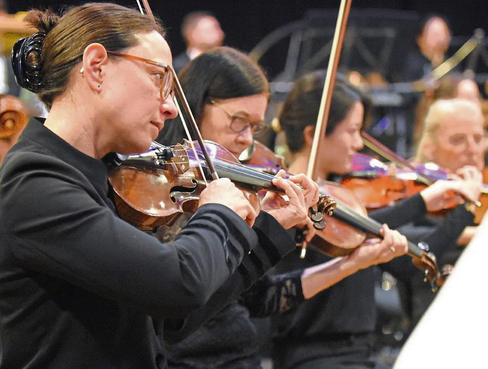 Die Bochumer Symphoniker sorgten am Samstagabend für ein besonderes Konzert in der ausverkauften Hellweghalle. Fotos: Giannakis