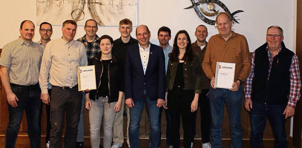 Oliver Kleber (3.v.l.) wurde das Verbandsverdienstzeichen in Gold überreicht; Christian Müller (2.v.r.) erhielt die Auszeichnung in Silber.