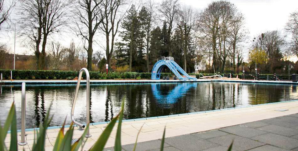 Noch befindet sich das Schlossbad im Winterschlaf. Doch auch wenn das Schwimmbecken aktuell einen recht trostlosen Eindruck macht, laufen die Vorbereitungen auf Hochtouren.