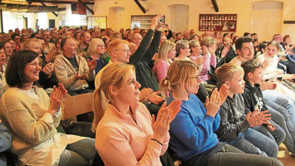 Richtig viel los war bei der Premiere in der Schützenhalle in Menzel.