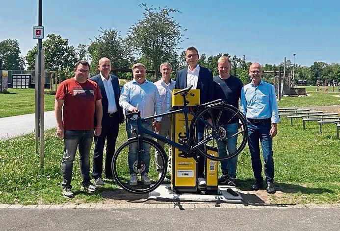 Ausgestattet mit Werkzeugen, ermöglicht die Radservice-Station Radfahrern unkompliziert kleinere Reparaturen.