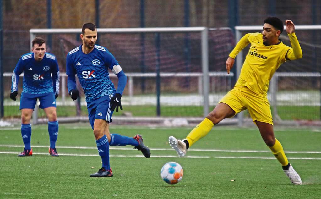 Der SuS Bad Westernkotten stellt aktuell die beste Auswärtself der Landesliga 1. Maurice Ehikhuemelo (r.) und seine Kollegen müssen sich aber gewaltig strecken, wenn sie beim auf eigenem Platz noch ungeschlagenen SCV Neuenbeken bestehen wollen. Foto: Wiegand