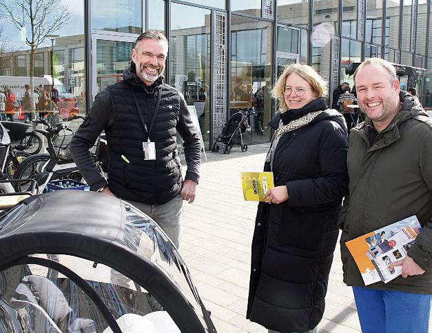 Über Lastenräder informierte Jörg Schwede die Besucher Katharina Schlüter und Daniel Kückelmann. Fotos: Hülsbusch