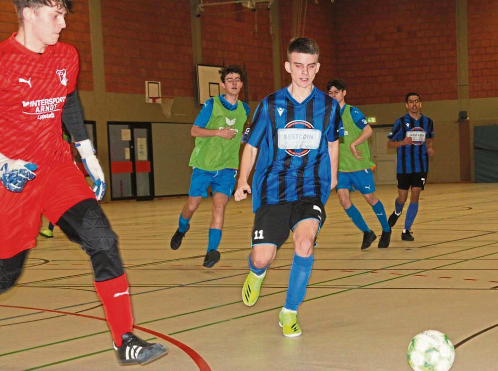 In der Erwitter Ballsporthalle schalten am Sonntag auch die A-Junioren wieder in den Angriffsmodus, wenn es darum geht, den neuen Hallenkreismeister zu küren. Foto: Hans Dannhausen