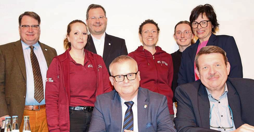 KSB-Versammlung in der Neuen Aula in Belecke: Die Vorsitzenden Sylvia Hof (2.v.l.) und Nadine Schmidt (5.v.l.) mit den Gästen aus Politik und vom Landessportbund. Foto: Franke