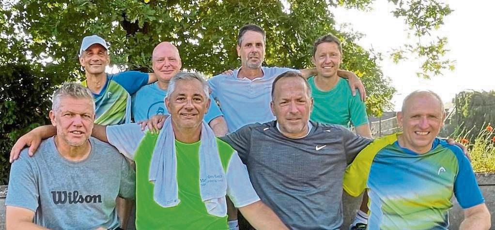 Geschafft! Am letzten Spieltag sicherten sich (h.v.l.) Michael Nolte, Marco Höttinger, Klaus-Dieter Acker, Sven Trojanski; (v.v.l.) Michael Schmidtmann, Dejan Markovic, Daniel Frede und Marcus Dedores noch den Klassenerhalt in der Herren 50-Regionalliga.