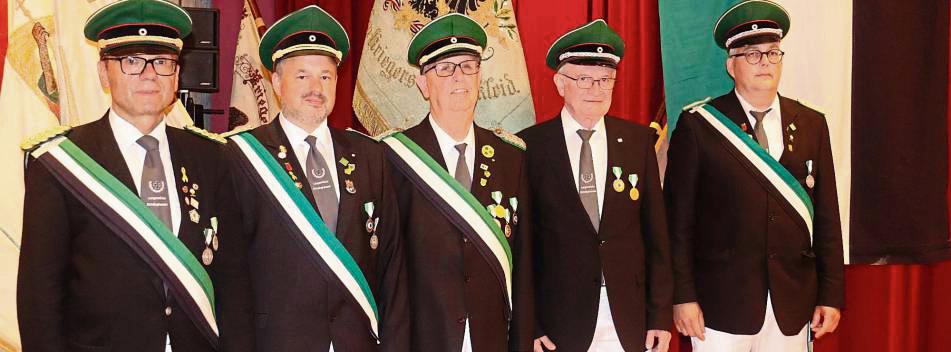 Orden gab es für (v.l.) Oberst Dirk Kahr, stellv. Oberst Markus Mergen, Ehrenoberst Franz-Josef Frenser, Franz-Josef Jathe und Fahnenoffizier Elmar Simon. Fotos: Kabuth