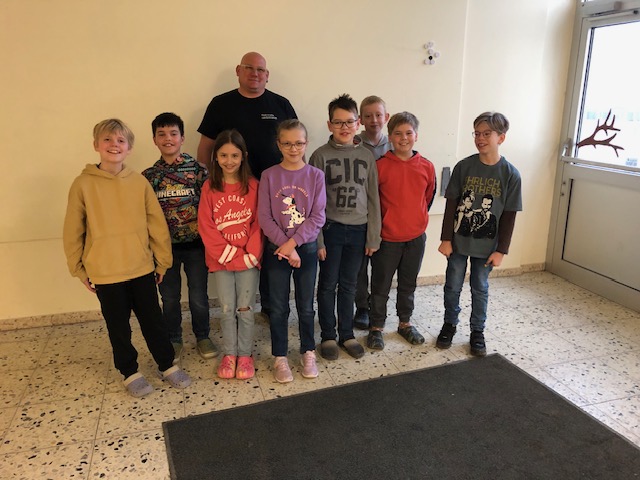 Hausmeister Jörg Passmann mit der Klasse 4. Foto: Lindenschule