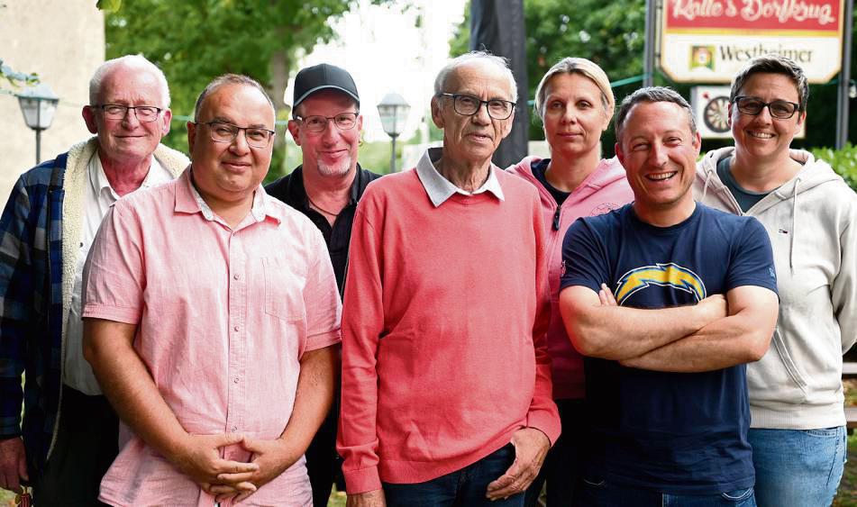 Der Vorstand des neuen Heimatvereins Eringerfeld (v.l.): Jochen Biegler, Sahin Zilifi, Ralf Wüste, Bernhard Hesse, Nadine Fernin, Cornelius Poppe und Verena Fernin. Foto: Tuschen