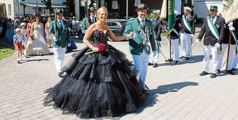 Das Königspaar Melanie und Karsten Kußmann führte den Umzug der Schützen an.