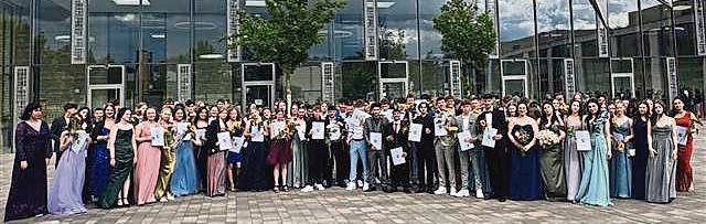 Die Absolventen des zehnten Jahrgangs der Gesamtschule Lippstadt präsentierten sich zu ihrer Entlassfeier in festlicher Garderobe vor dem Schulgebäude.