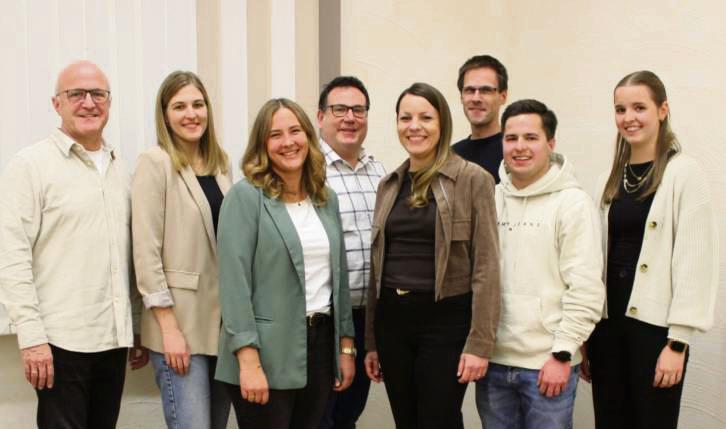 Auf dem Bild zu sehen sind (v.l.): Norbert Hesse, Theresa Tobey, Alina Vollmer, Andreas Mollerus, Karin Löhr, Frank Muskulus, Tobias Stork und Lara-Marie Borghoff.
