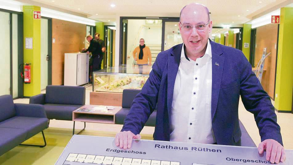 Die Mitarbeiter der Stadtverwaltung und Bürgermeister Peter Weiken sind Ende des Jahres in ihre Büros im frisch sanierten und nun barrierefreien Rathaus gezogen. Foto: Bsdurek