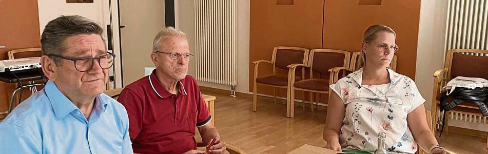 Sie gestalteten den SPD-Pflegedialog: (v.l.) Landtagsabgeordneter Josef Neumann aus Solingen, Karl-Heinz Tiemann, Vormann der SPD-Seniorinnen und Senioren, sowie die Pflegedienstleiterin des Zentrums von Bodelschwingh in Lipperbruch, Daniela Schäpermeier.