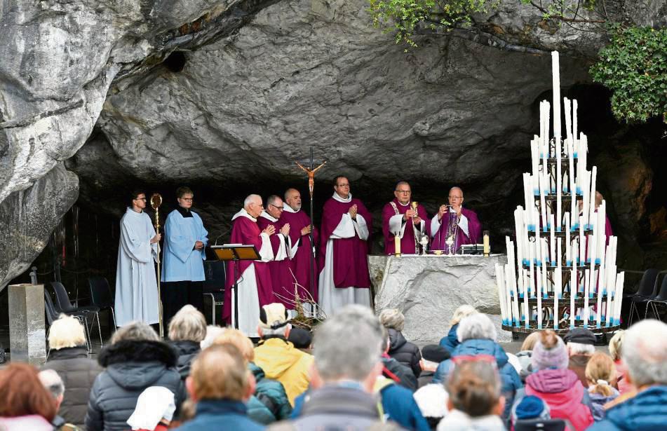 Seelsorger der Pilgergruppe aus dem Erzbistum Paderborn feierten anlässlich der Wallfahrt im April 2023 an der Grotte von Massabielle eine Pilgermesse. Foto: Bauer