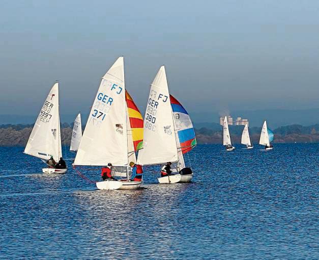 Früh raus ging es am zweiten Regatta-Tag für die Segler, die mit einer besonderen Stimmung im sich verziehenden Früh-Nebel auf dem Dümmer belohnt wurden.
